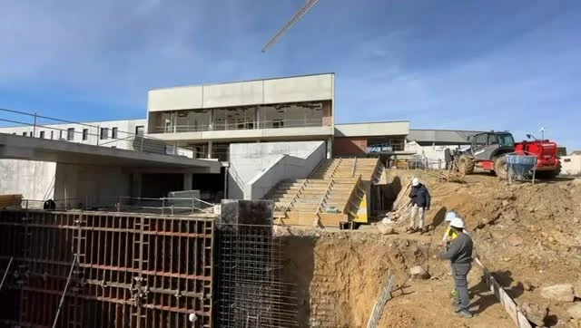 ¡Las obras del nuevo colegio en La Lastrilla, Segovia, no paran de avanzar! 🏫✨ 

💪🏻Os traemos un pequeño adelanto en vídeo de cómo este proyecto va cobrando vida, paso a paso. 

➡️ En Zimensa Group, nos apasiona dar forma a espacios que aúnan diseño innovador, funcionalidad y calidad en cada rincón. 

👉🏻Un lugar pensado para el futuro, que ya empieza a verse en el horizonte. ¿Qué os parece?

 #Arquitectura #ObraEnCurso #Segovia #ZimensaGroup