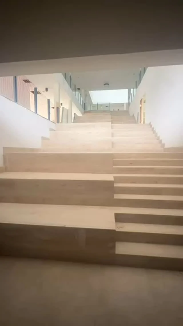 🎥 Empieza a tomar forma el nuevo colegio de La Lastrilla
Lo que hace unos meses era solo un plano, hoy ya empieza a ser una realidad. Ver cómo se levantan las estructuras que pronto acogerán las aulas, los patios y los espacios comunes de este centro educativo es emocionante… porque sabemos que aquí crecerán generaciones de niños.

Este colegio no será solo un lugar para aprender, sino un entorno diseñado para fomentar la creatividad, el juego, el descubrimiento y el desarrollo integral de los más pequeños. Porque el espacio importa, y mucho.

En Zimensa creemos que una arquitectura bien pensada puede potenciar el aprendizaje, mejorar la concentración y favorecer el bienestar de los alumnos y de todo el equipo docente.

✨ Seguimos avanzando. Paso a paso. Ladrillo a ladrillo. Idea a idea.
#ZimensaGroup #ArquitecturaEducativa #LaLastrilla #ColegiosQueInspiran #ConstruyendoFuturo